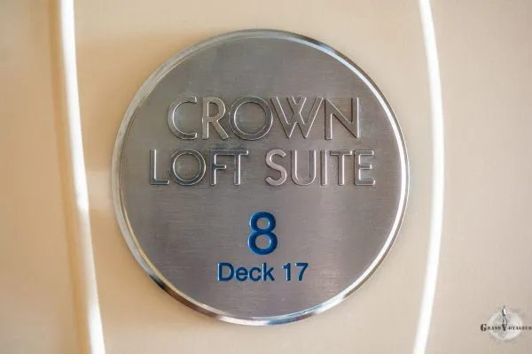 1708: ah oui c'est bien la porte d'entrée notre cabine. 1708: ah oui c'est bien la porte d'entrée notre cabine.