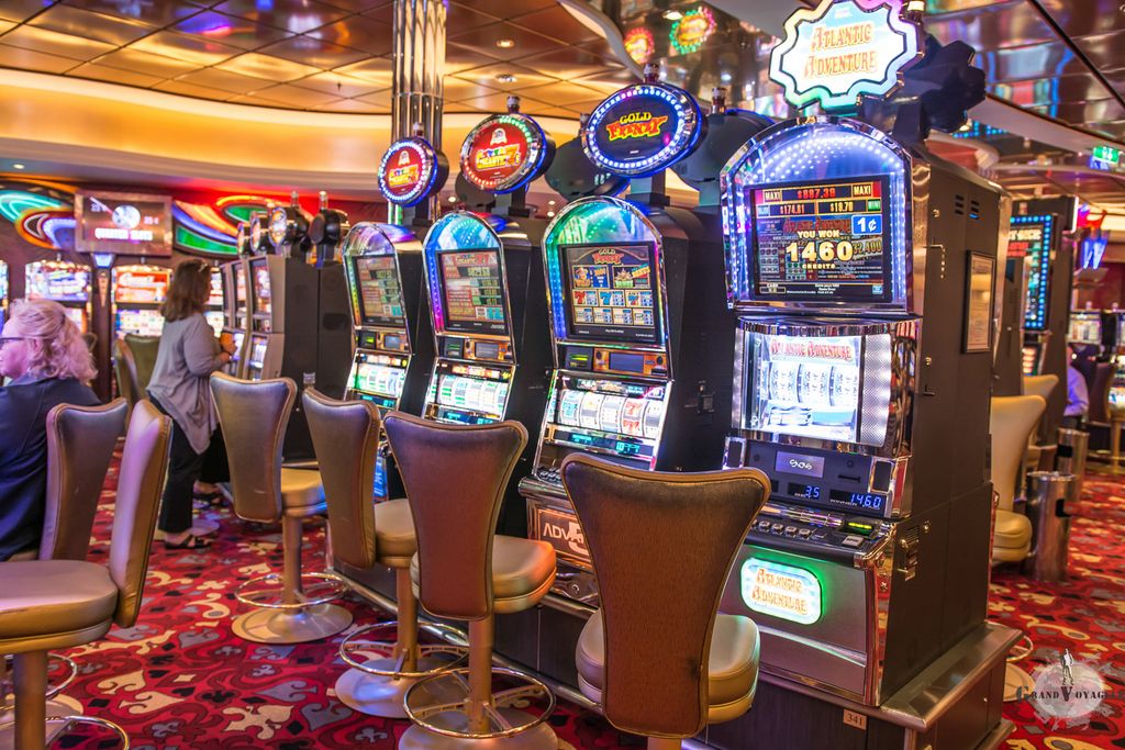 En plus des machines à sous, on a des tables de Poker, Craps, Black Jack, Roulette etc... mais les appareils photos n'étaient pas les bienvenus. En plus des machines à sous, on a des tables de Poker, Craps, Black Jack, Roulette etc... mais les appareils photos n'étaient pas les bienvenus.