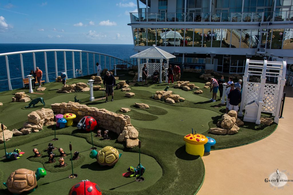 Un minigolf sur un navire? Oui, oui, pas de problème. Il est même assez agréable à jouer et stable. Un minigolf sur un navire? Oui, oui, pas de problème. Il est même assez agréable à jouer et stable.
