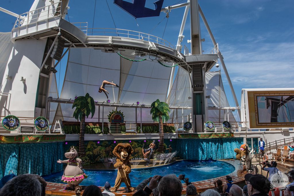 Show "Let You Entertain Me" à l'Aquatheater, avec les personnages du film d'animation Madagascar Impressionnant de voir ces plongeuses et plongeurs sauter d'une dizaine de mètres de haut, faire un salto et atterrir juste comme il faut dans ces petites piscines... le tout sur un navire en mouvement. Show "Let You Entertain Me" à l'Aquatheater, avec les personnages du film d'animation Madagascar Impressionnant de voir ces plongeuses et plongeurs sauter d'une dizaine de mètres de haut, faire un salto et atterrir juste comme il faut dans ces petites piscines... le tout sur un navire en mouvement.