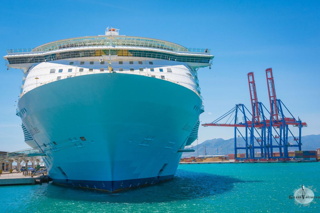 Ce n'est pas tant la longueur des navires de cette classe qui les propulsent en première position, mais leur largeur. La plupart des autres navires de croisière font entre 30m et 50m de large. Versus 65m ici. Ce n'est pas tant la longueur des navires de cette classe qui les propulsent en première position, mais leur largeur. La plupart des autres navires de croisière font entre 30m et 50m de large. Versus 65m ici.
