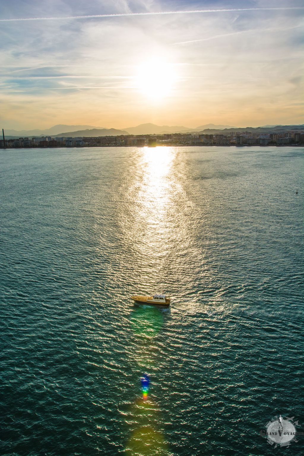Un bateau pilote nous accompagne et viendra récupérer le pilote espagnol à bord une fois que celui-ci aura conduit le navire en dehors du port. Un bateau pilote nous accompagne et viendra récupérer le pilote espagnol à bord une fois que celui-ci aura conduit le navire en dehors du port.