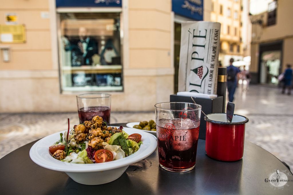 On se permet une salade de poulpe et un tinto de verano. Ca a du bon l'Espagne. On se permet une salade de poulpe et un tinto de verano. Ca a du bon l'Espagne.