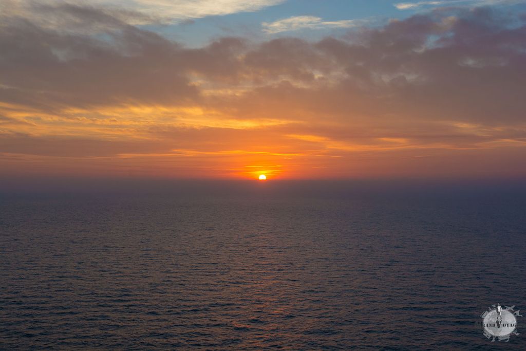 Dîner devant ce joli coucher de soleil pour cette dernière journée en mer. Dîner devant ce joli coucher de soleil pour cette dernière journée en mer.