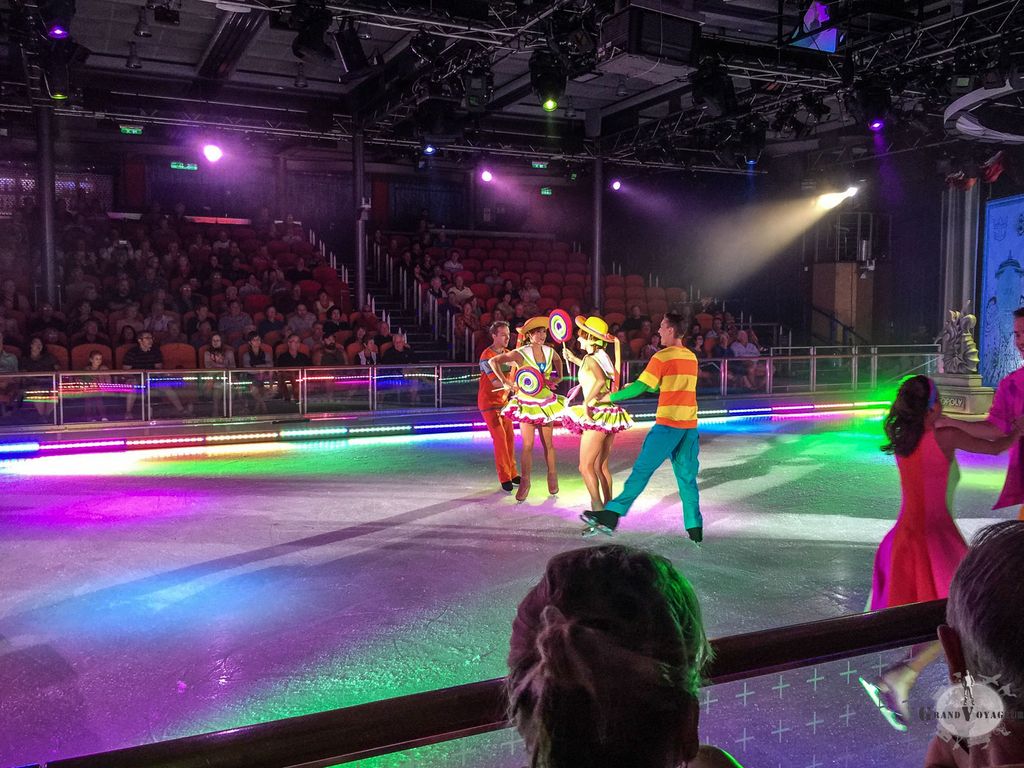 Une patinoire sur un navire ? Bien sûr qu'on peut faire, ça va être fun! On va l'appeler Studio B. Une patinoire sur un navire ? Bien sûr qu'on peut faire, ça va être fun! On va l'appeler Studio B.