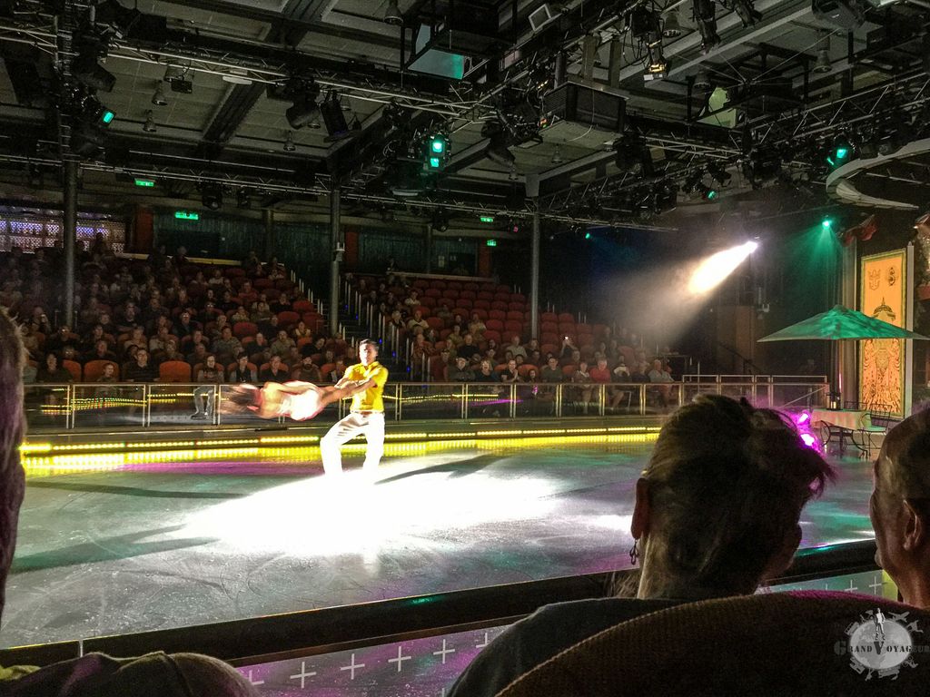 Respect aux artistes qui arrivent à sortir des numéros impressionnants sur une patinoire relativement petite et parfois en mouvement dû au roulis. Respect aux artistes qui arrivent à sortir des numéros impressionnants sur une patinoire relativement petite et parfois en mouvement dû au roulis.