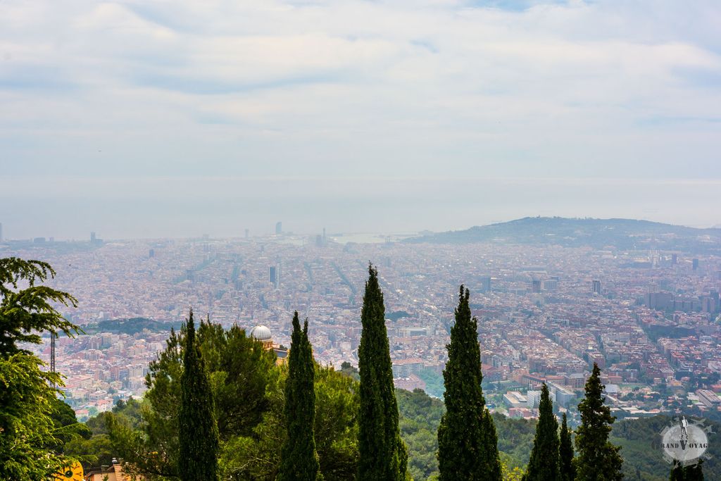 Tibidabo est cette colline surplombant Barcelona. Tibidabo est cette colline surplombant Barcelona.