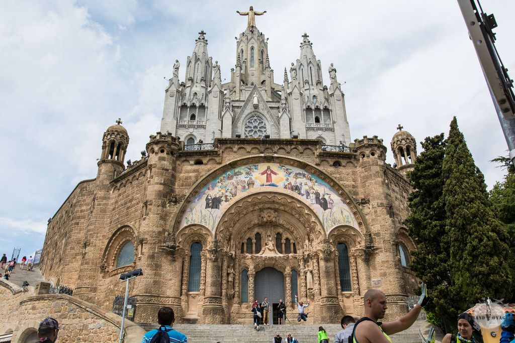 ... ainsi qu'une église... ... ainsi qu'une église...