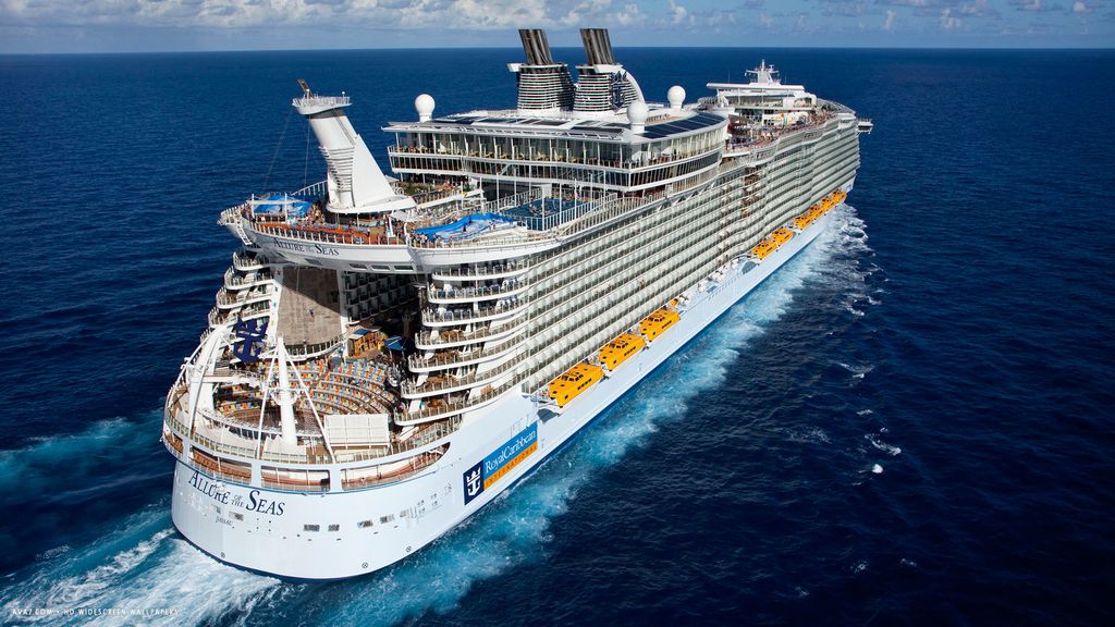 L'Allure of the Seas vu du ciel. On distingue l'ouverture à l’arrière et qui se prolonge jusqu'au milieu du navire, unique en son genre. (crédit luxuryretail.co.uk). L'Allure of the Seas vu du ciel. On distingue l'ouverture à l’arrière et qui se prolonge jusqu'au milieu du navire, unique en son genre. (crédit luxuryretail.co.uk).