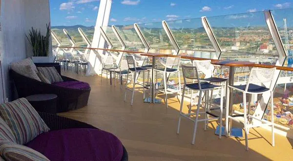 Pour les VIPs, le Suite Sun Deck domine le pont supérieur et offre des canapés bien confortables (crédit photo Cruise Critics) Pour les VIPs, le Suite Sun Deck domine le pont supérieur et offre des canapés bien confortables (crédit photo Cruise Critics)