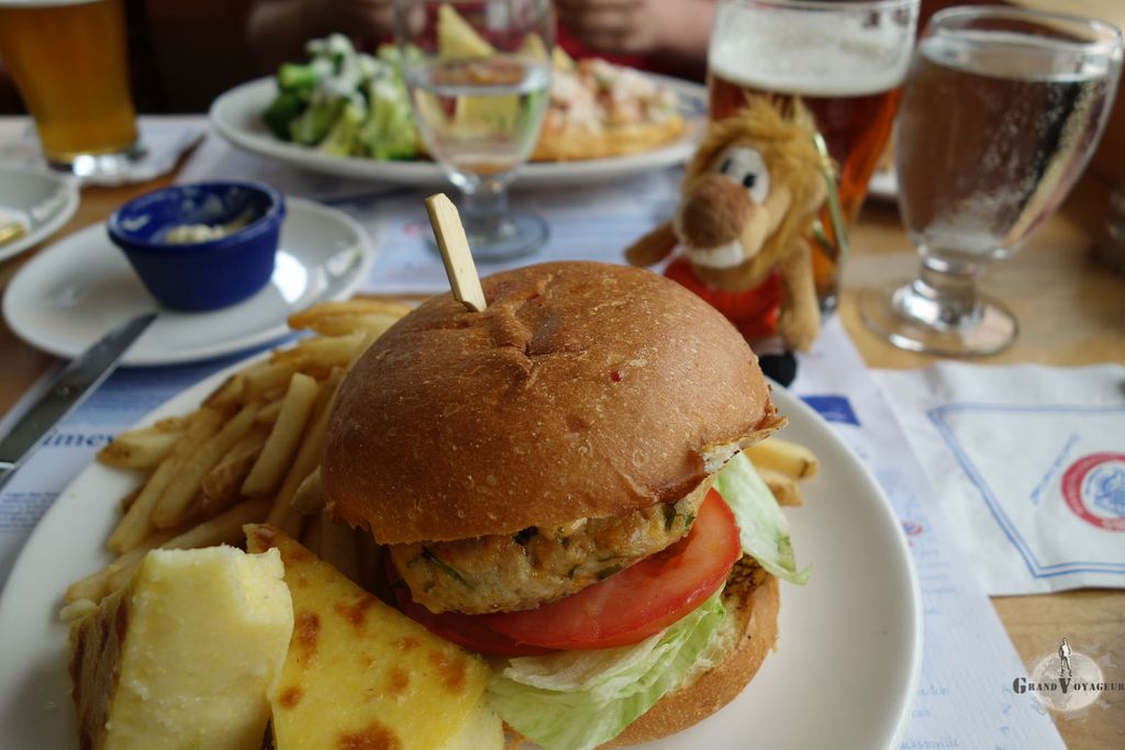 T-Chat trouve étrange qu'on puisse faire un burger au thon... Derrière lui les langoustes vivent leur dernier moment. T-Chat trouve étrange qu'on puisse faire un burger au thon... Derrière lui les langoustes vivent leur dernier moment.