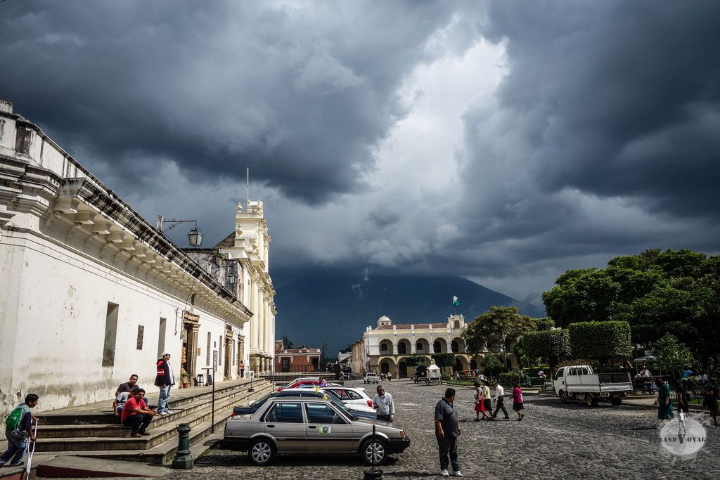 A droite, le Parque Central ombragé et agréable. A gauche, la cathédrale. Au fond dans les nuages, le Volcán de Agua surveille la ville.