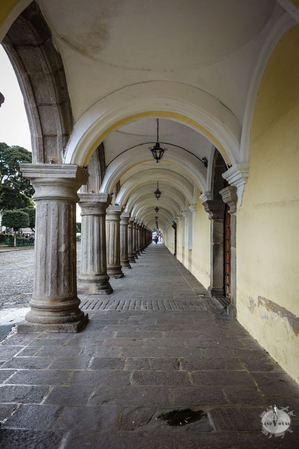 Sous les arches bordant Parque Central