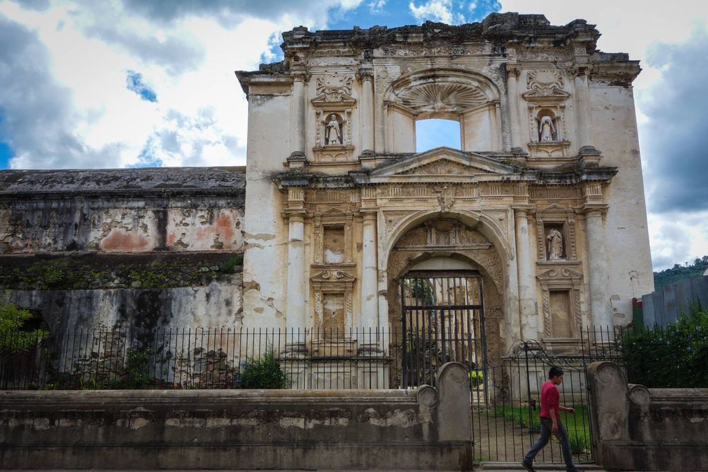 Bâtiment en ruine suite à un tremblement ? Une éruption ? Une inondation ? Je ne sais pas, mais il n'est pas le seul.