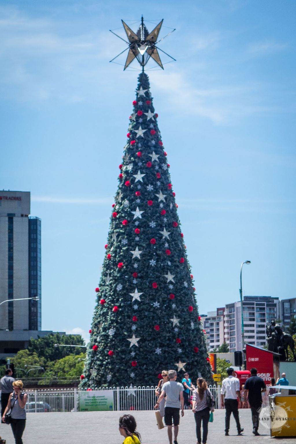 En face de l'Hôtel de Ville, un vrai-faux sapin de Noël en plastique géant a été érigé pour l'occasion. En face de l'Hôtel de Ville, un vrai-faux sapin de Noël en plastique géant a été érigé pour l'occasion.
