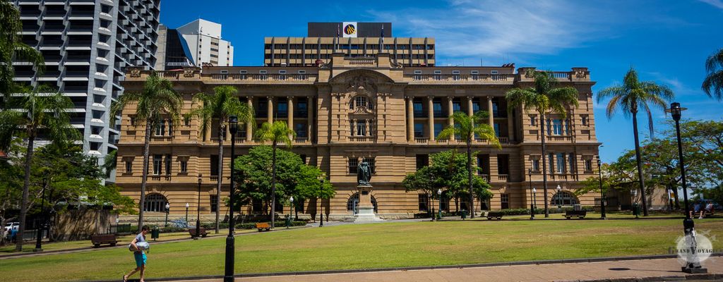 Derrière le Treasury Casino, se trouve le Treasury Hotel et son joli parc à cocotiers, le Queens Garden. Derrière le Treasury Casino, se trouve le Treasury Hotel et son joli parc à cocotiers, le Queens Garden.