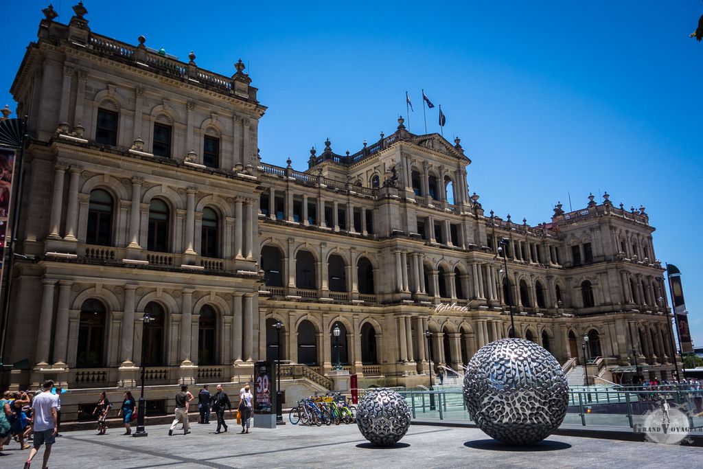 Cet imposant bâtiment était à l'origine un bâtiment gouvernemental du Trésor. C'est maintenant un casino. D'ailleurs, le casino s'appelle le Treasury Casino. CQFD. Cet imposant bâtiment était à l'origine un bâtiment gouvernemental du Trésor. C'est maintenant un casino. D'ailleurs, le casino s'appelle le Treasury Casino. CQFD.