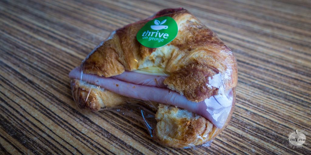 Le croissant donné de bon cœur. Merry Christmas ! Le croissant donné de bon cœur. Merry Christmas !