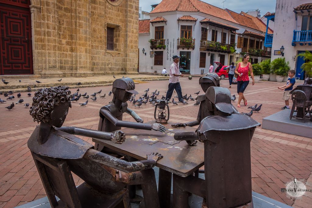 Devant l'église des joueurs de cartes métalliques.
