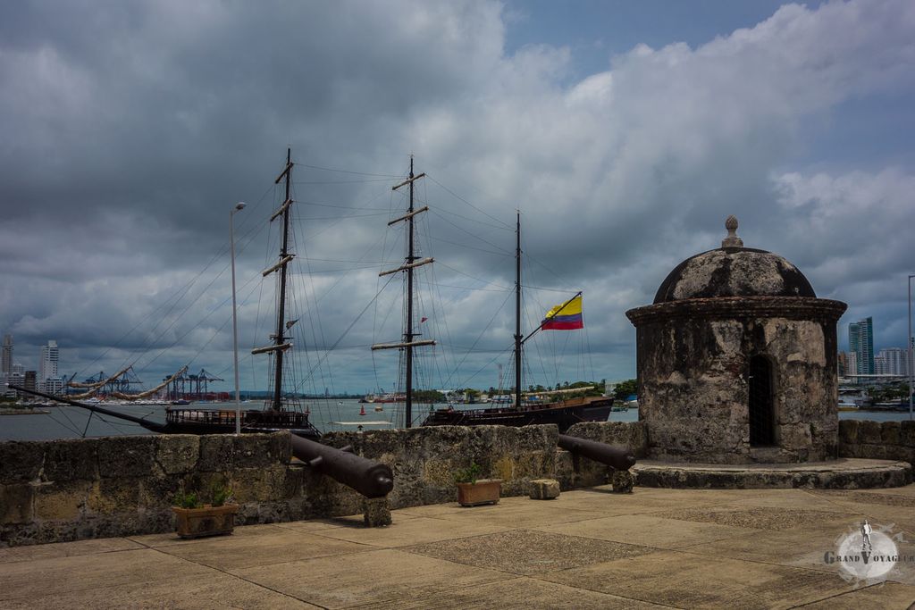 Un Galion prend la pose devant les murs enserrant la vieille ville.