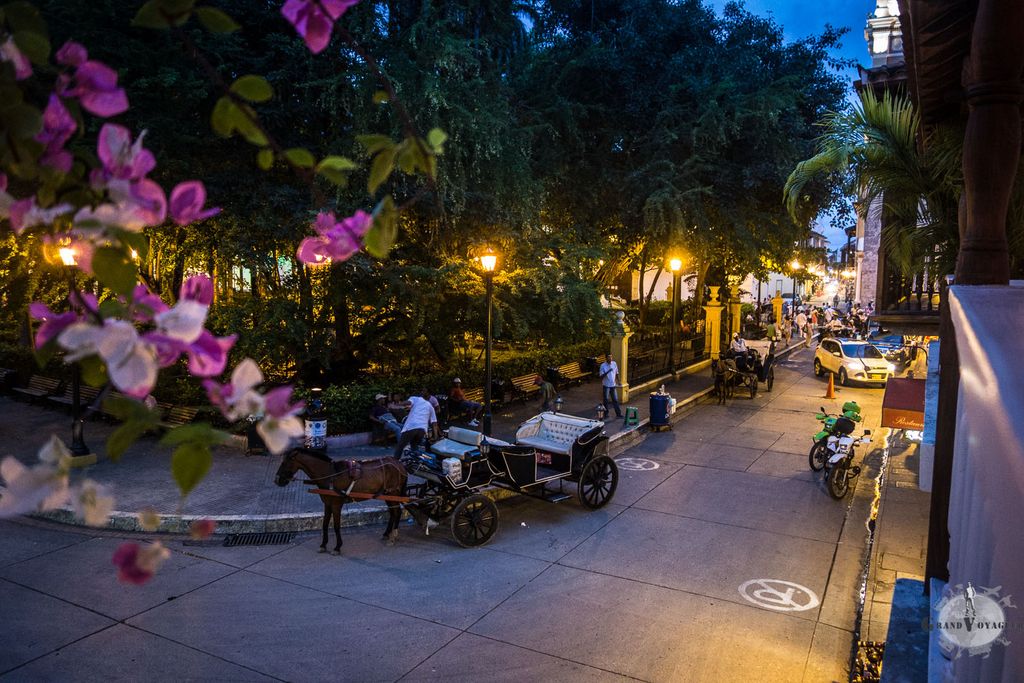 Le soir, la ville se parent de ses attributs romantiques pour séduire le touriste.