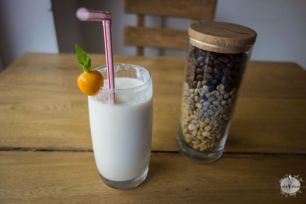 Smoothie de Lulo, un fruit tropical légèrement acide. Délicieux. A côté, des grains de café à différents stades de torréfaction.