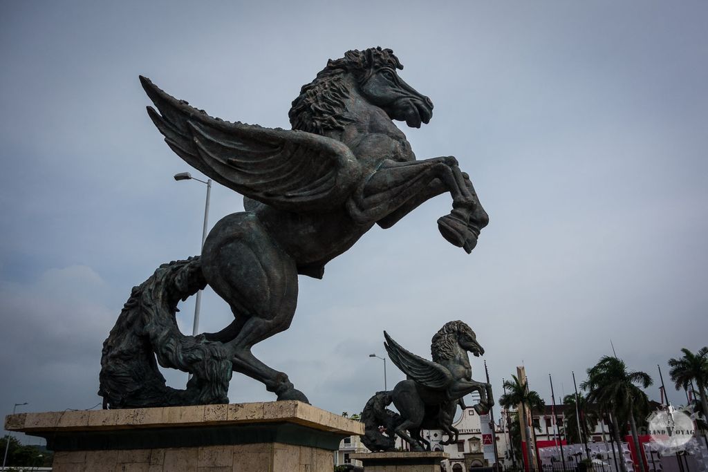 Des pégases gardent le port.