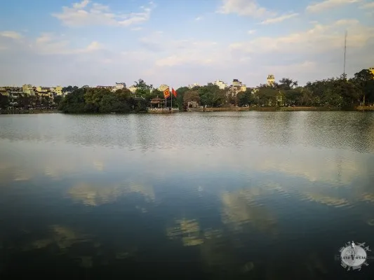 Le même lac, en soirée et sans la brume. Le même lac, en soirée et sans la brume.