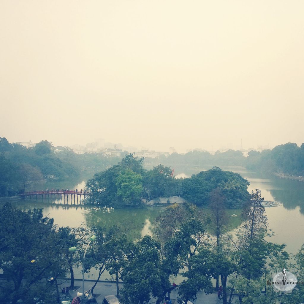 Vue sur le lac Hoan Kiem, en plein centre d'Hanoi, depuis un café sur les toits. Vue sur le lac Hoan Kiem, en plein centre d'Hanoi, depuis un café sur les toits.