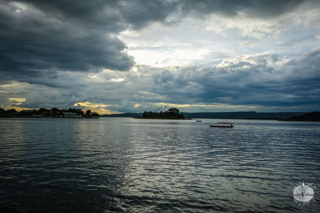 Coucher de soleil (oui, regardez bien, là, derrière les nuages)