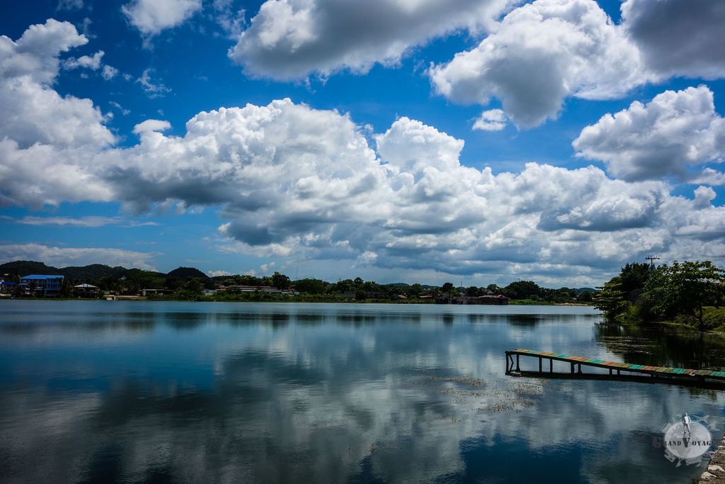 Le Lac Petén Itzá entourant le Village de Flores.
