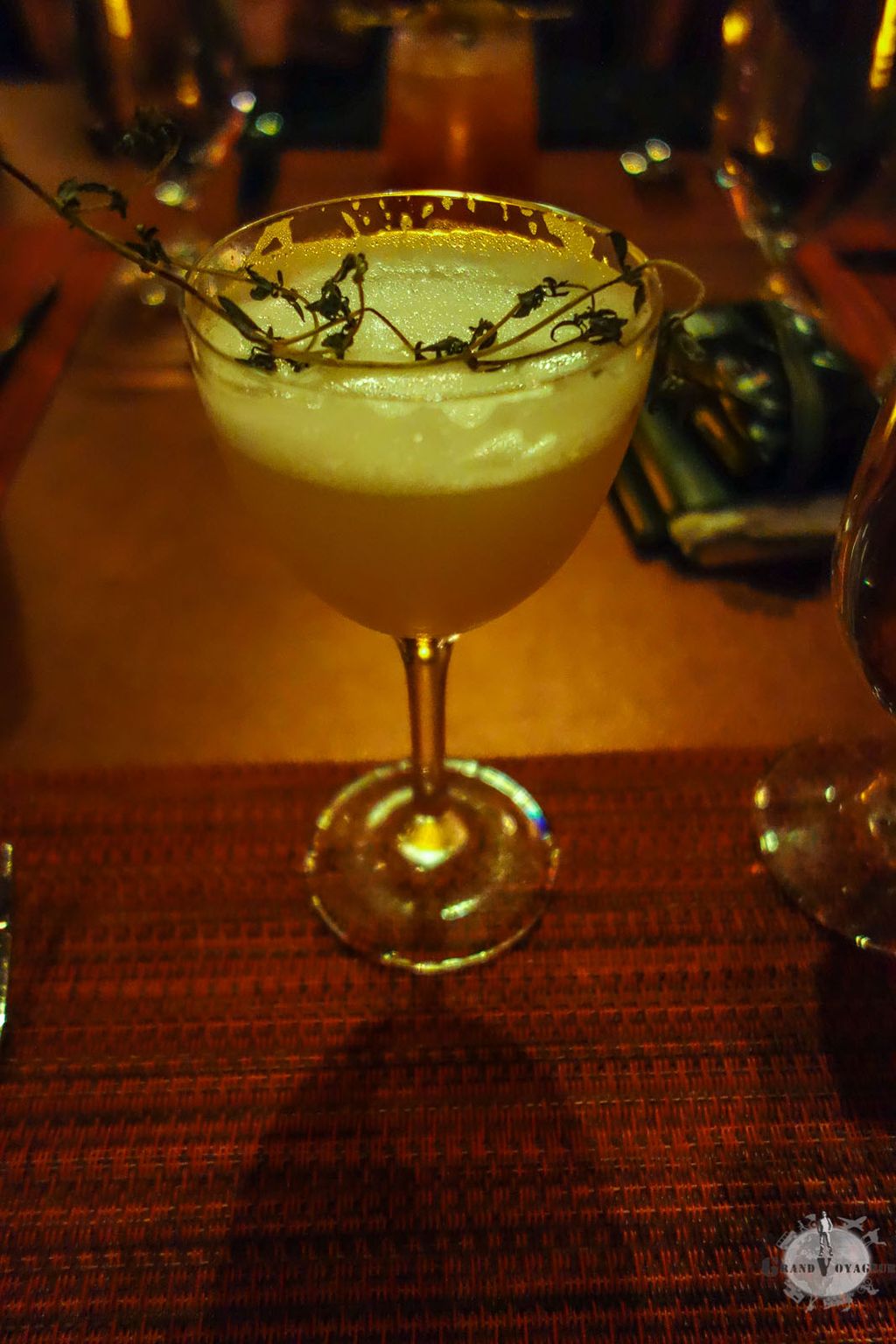 Voilà donc ce que j'ai commandé. Notez la branche de thym au milieu. Bon, c'est pas le meilleur cocktail que j'ai goûté...  Voilà donc ce que j'ai commandé. Notez la branche de thym au milieu. Bon, c'est pas le meilleur cocktail que j'ai goûté...