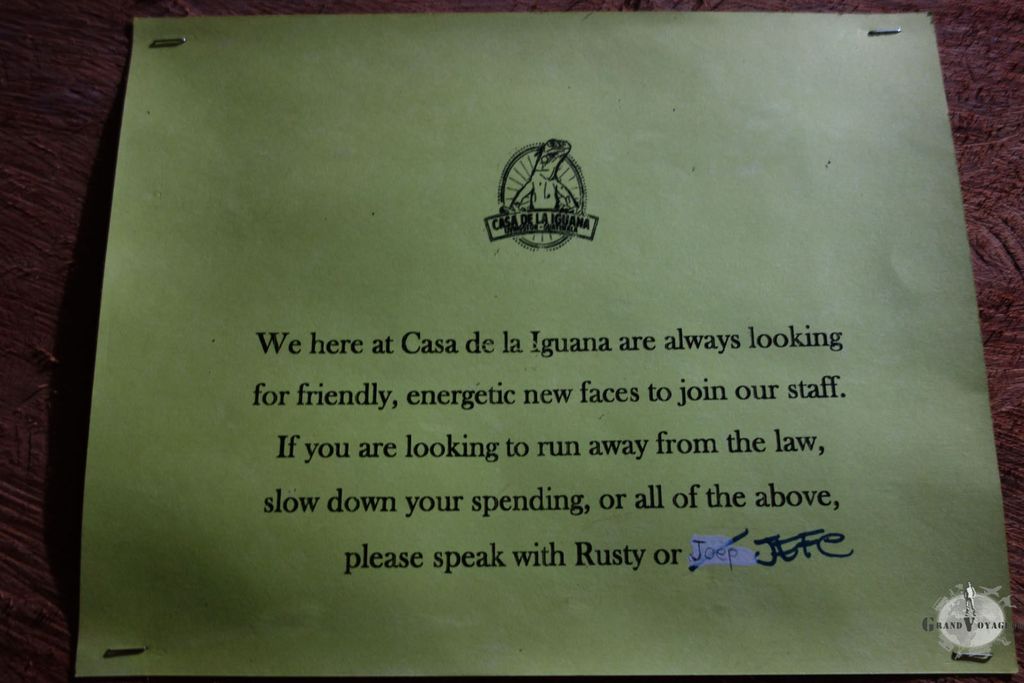 A la Casa des la Iguana, on cherche des employés illégaux. Noir sur blanc.