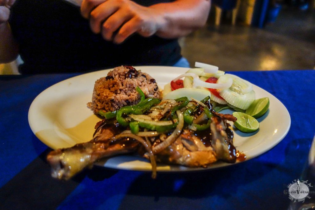 Poulet rôti avec son dôme de riz et haricots rouges accompagné de sa farandole de légumes.