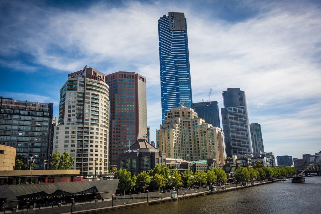 La ville est coupée en deux par la rivière Yarra dont les quais sont de très agréables lieux de promenade.