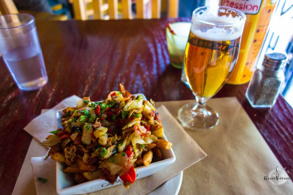 La poutine Frite Alors. Petit Format. Assez pour tenir 24 heures sans manger sous les 28° C de Montréal.