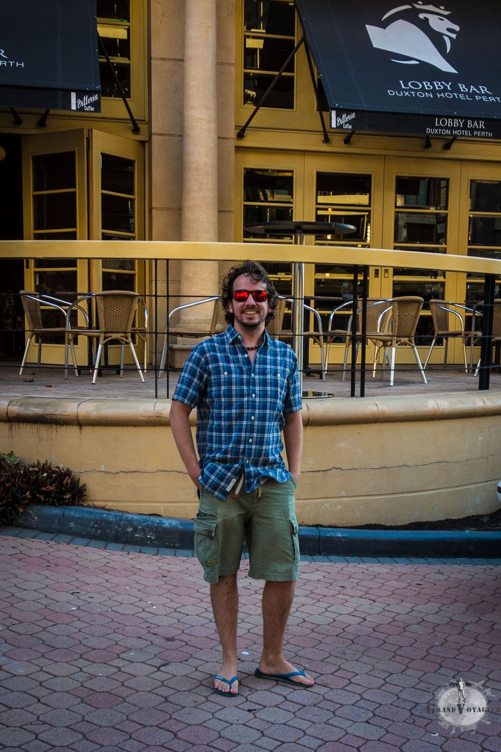 J'en profite pour arborer ma nouvelle chemise (merci J. !!) et mes nouvelles lunettes. J'en profite pour arborer ma nouvelle chemise (merci J. !!) et mes nouvelles lunettes.