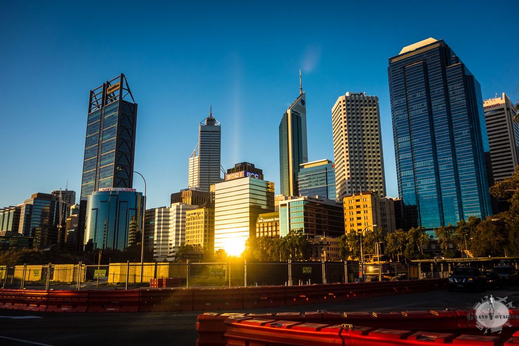 Le centre ville est composé de haut gratte-ciel, comme dans toutes les grandes villes d'Australie. Le centre ville est composé de haut gratte-ciel, comme dans toutes les grandes villes d'Australie.