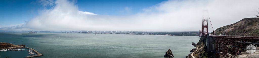 Le Golden Gate, vu depuis l'autre côté. On voit, à ce moment, les langues de nuages se déverser sur San Francisco, de droite à gauche. Et ici, c'est le grand soleil. Étrange climat...