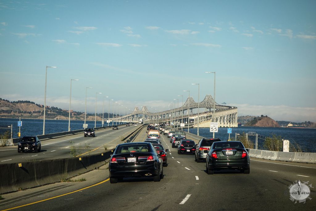 Étrange forme que ce pont arrondi.