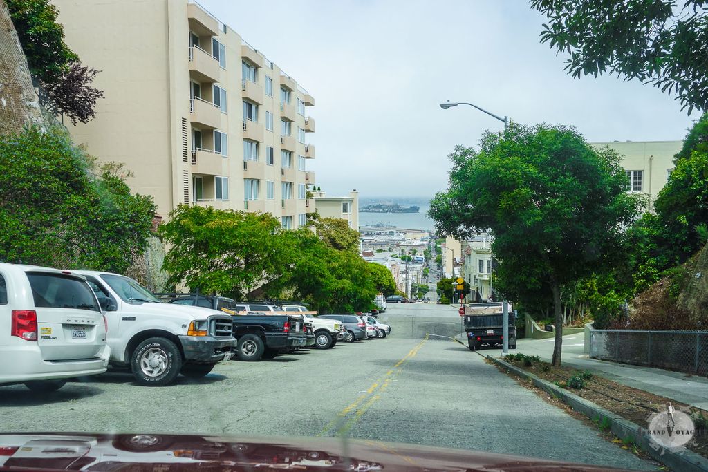 Pas facile à rendre en photo, mais regardez au pied du bâtiment de gauche vous rendre compte de l'angle. Aussi, la rue ne devient pas plus étroite, c'est jusque qu'elle plonge après le carrefour, et qu'on ne la revoit qu'après !