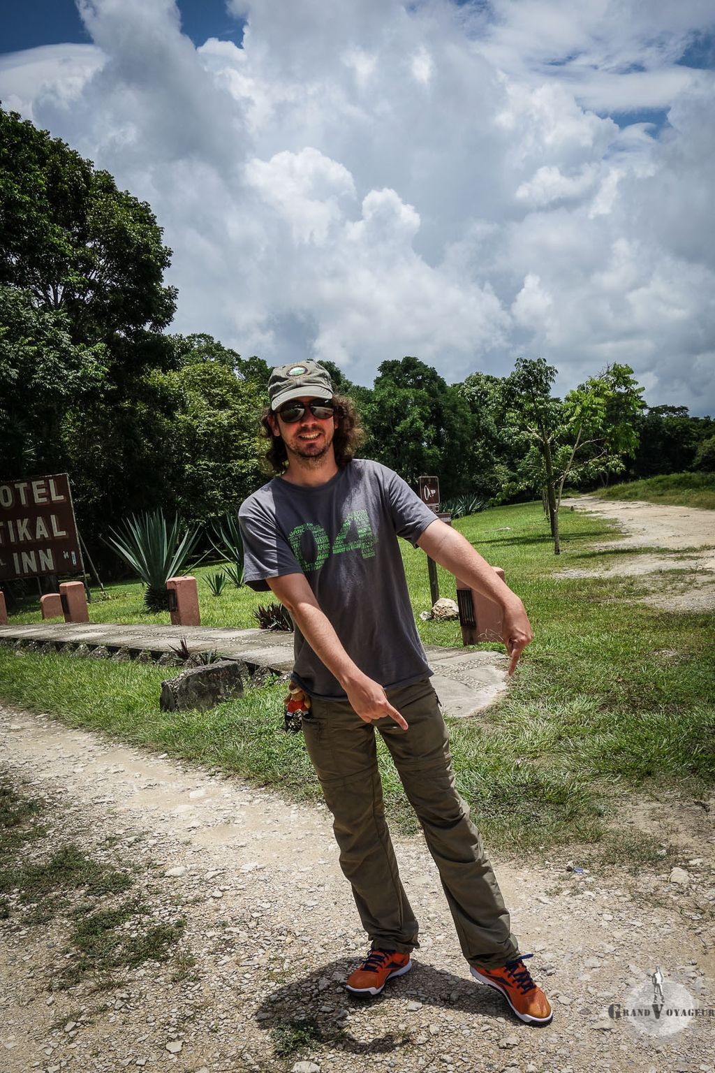 Aller se balader dans les pistes boueuses au milieu de la Jungle avec des chaussures oranges ? Eh oui, on a la classe ou on l'a pas - ou bien ce sont les seules chaussure fermées à disposition, au choix. Noter aussi le t-shirt "04" histoire d'inciter quelques locaux et touristes à venir visiter les Alpes de Haute-Provence. Aller se balader dans les pistes boueuses au milieu de la Jungle avec des chaussures oranges ? Eh oui, on a la classe ou on l'a pas - ou bien ce sont les seules chaussure fermées à disposition, au choix. Noter aussi le t-shirt "04" histoire d'inciter quelques locaux et touristes à venir visiter les Alpes de Haute-Provence.