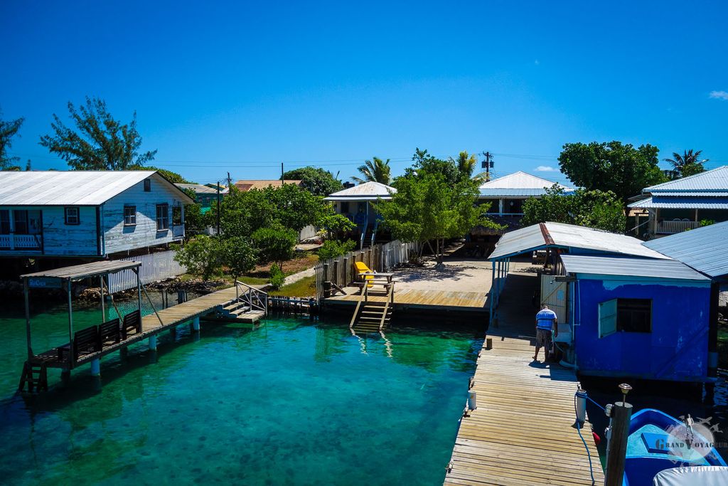 Vue sur le Deep Blue Divers depuis la passerelle d'observation sur le pont.