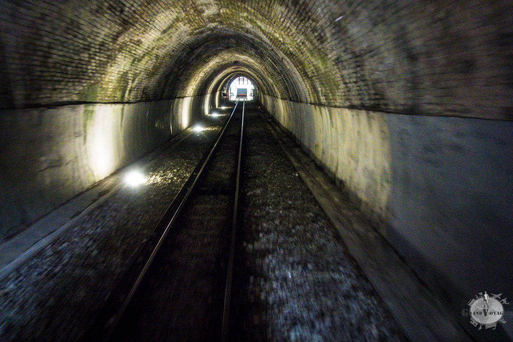 Courage, je vois le bout du tunnel. Courage, je vois le bout du tunnel.
