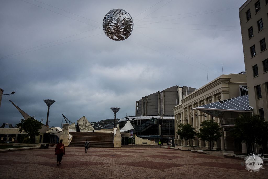 De drôles de choses se passent dans la Marina. Des boules en métal lévitent dans le ciel... De drôles de choses se passent dans la Marina. Des boules en métal lévitent dans le ciel...