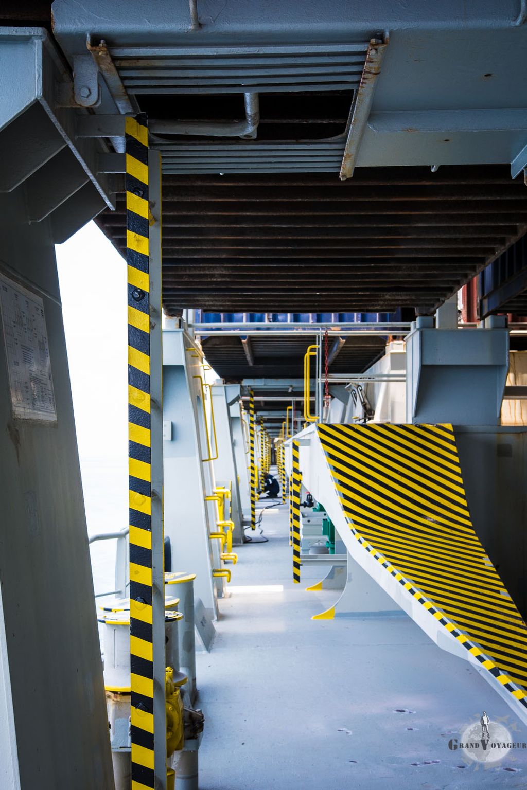 La coursive interminable du CMA CGM Magellan.