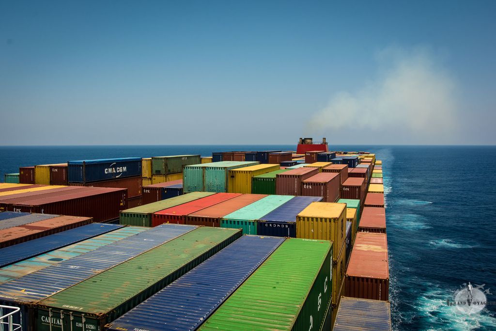 ... par contre la vue arrière, toujours depuis ce même pont, fait se rendre compte de l'énormité du bâtiment !