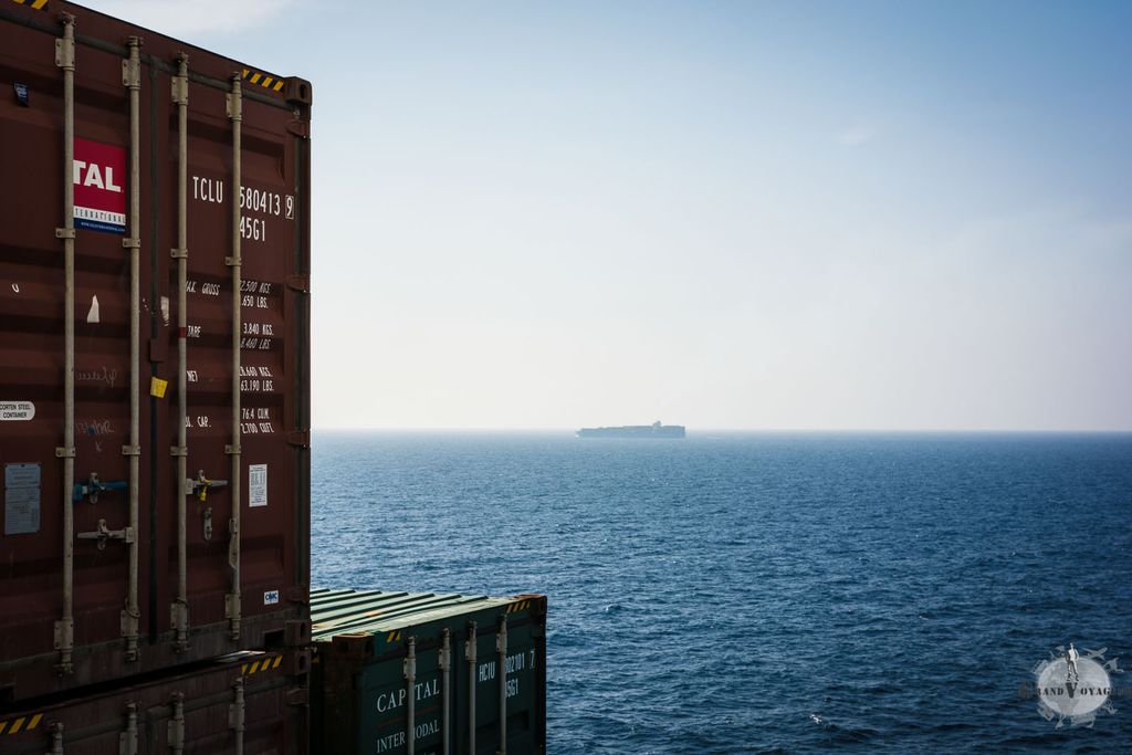 Au loin, un collègue, lui aussi à l'approche du canal de Suez.