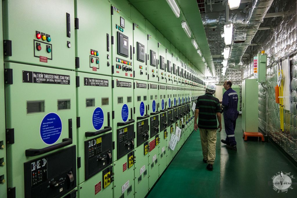 Une rangée interminable d'armoires électriques.