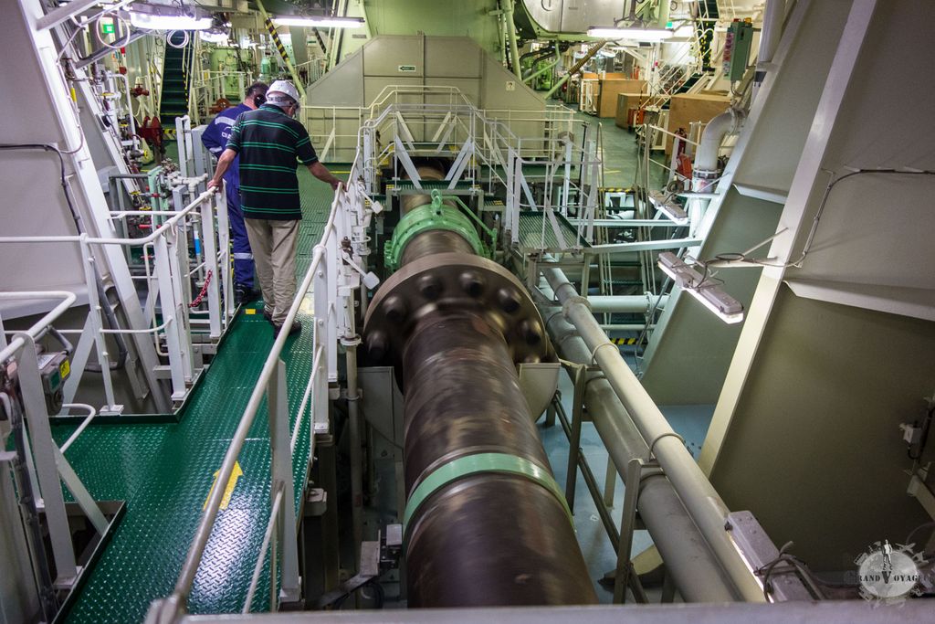 L'arbre de transmission de l'hélice, située juste derrière cette paroi. Le bruit est assourdissant.